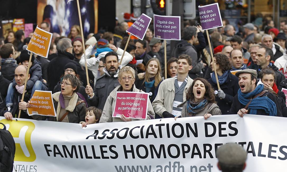 
Casamento gay. Franceses manifestam apoio ao matrimônio entre pessoas do mesmo sexo, em Paris. Esse é um dos temas espinhosos que o sucessor de Bento XVI deverá enfrentar
Foto:
/
AP/16-12-2012
