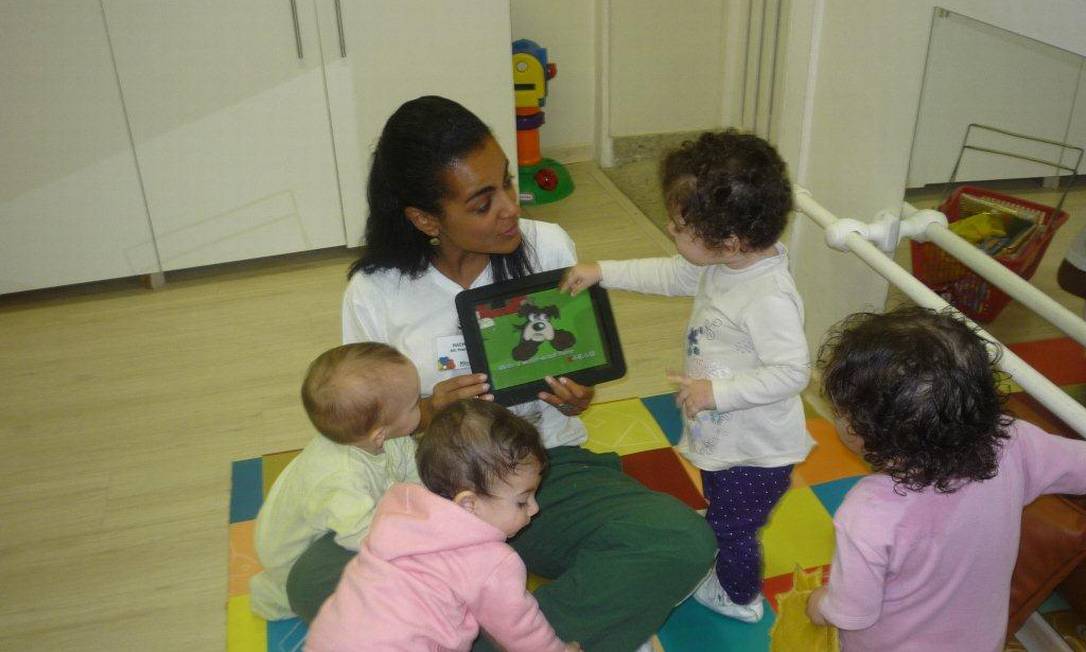 
Na creche Miraflores, bebês são incentivados a brincar com tablets
Foto: Divulgação