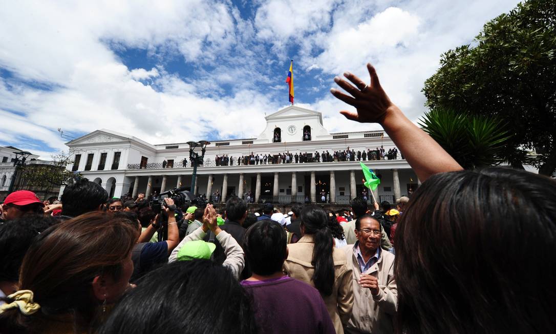 
Eleitores de Correa comemoram diante do Palácio Carondelet, em Quito
Foto: RODRIGO BUENDIA / AFP