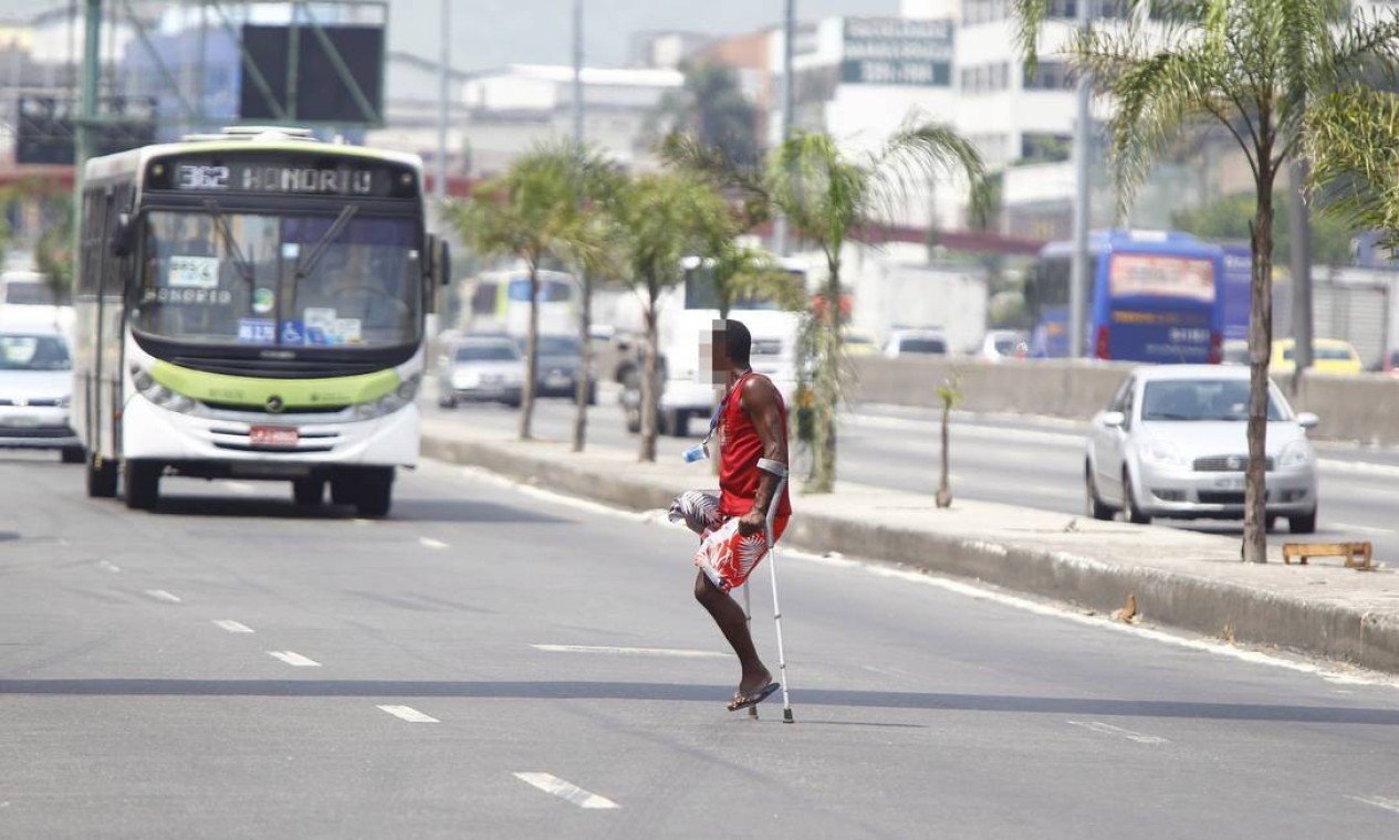 Deficiente físico se arrisca na Avenida Brasil Foto: Pablo Jacob / Agência O Globo