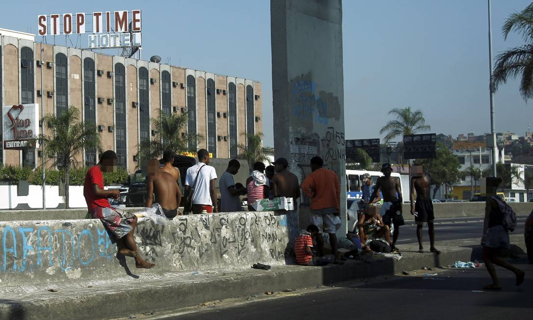 
Usuários de crack são flagrados a 200 metros da base montada pela prefeitura na Avenida Brasil
Foto: Gabriel de Paiva / O Globo