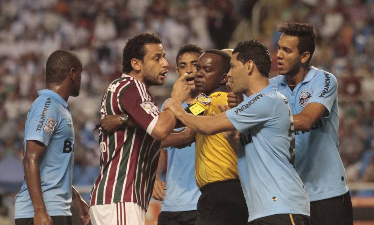 Primeiro tempo teve discussão entre Fred e André Santos Foto: Reginaldo Pimenta / Agência O Globo