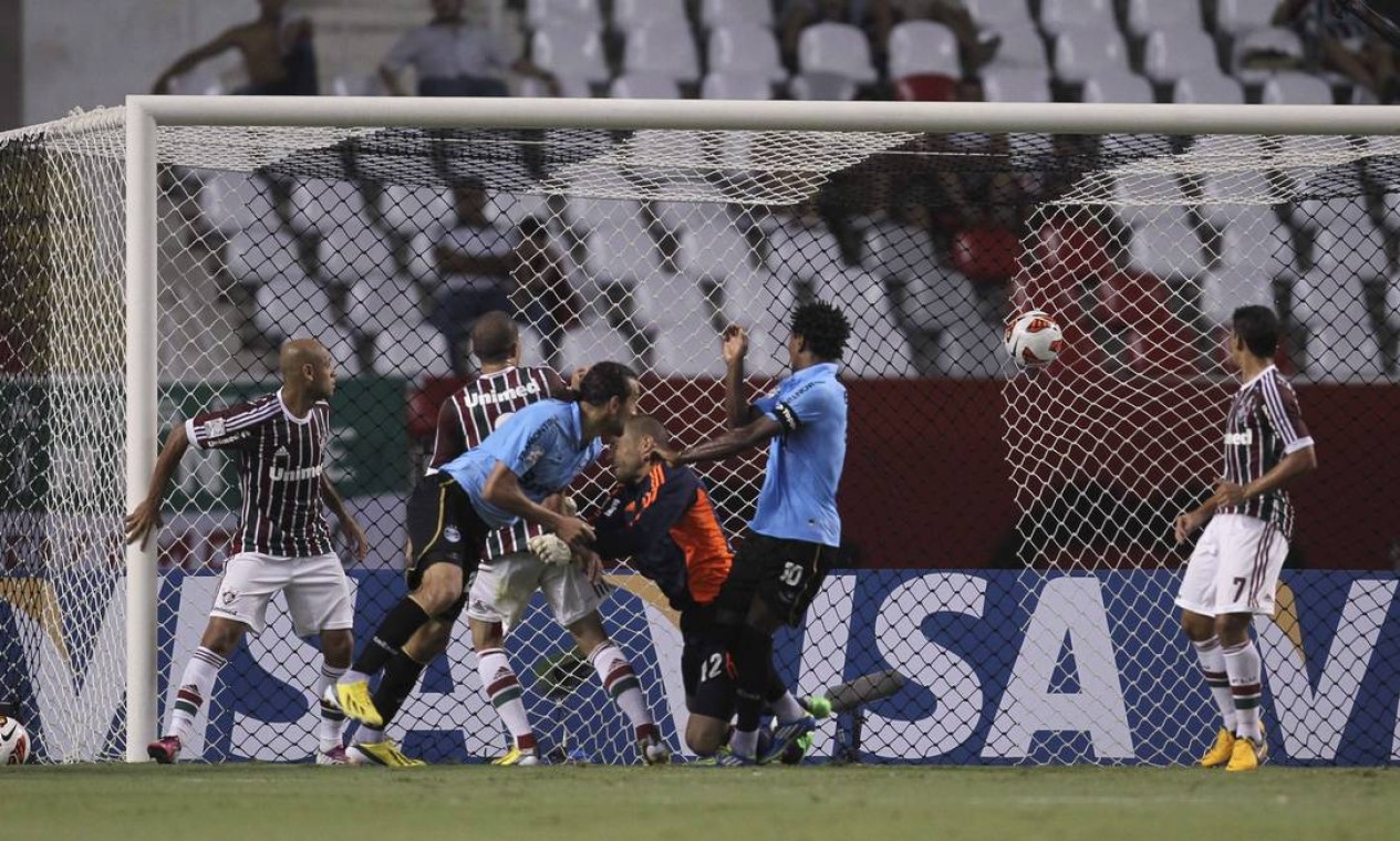 Diego Cavalieri saiu mal e a bola cabeceada por Bruno morreu no gol do Fluminense Foto: Alexandre Cassiano / Agência O Globo
