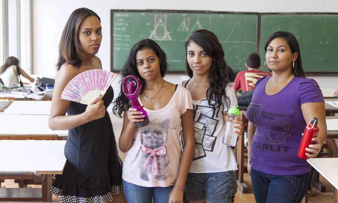 Universitários sofrem com salas de aula abafadas no alto verão - Jornal O  Globo