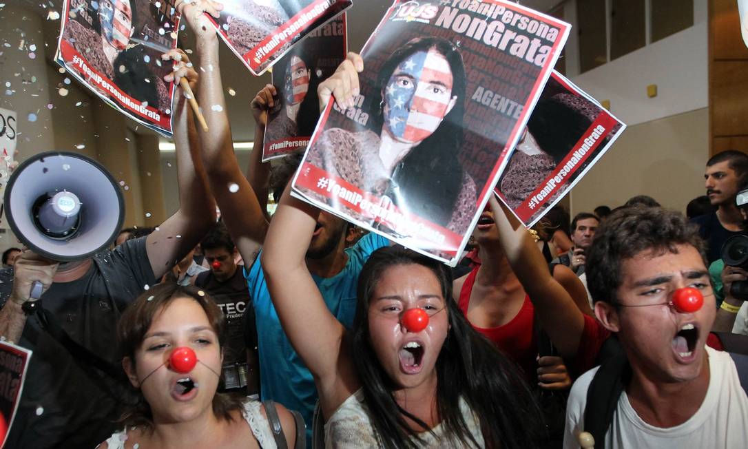 
Manifestantes interrompem noite de autógrafos de blogueira cubana em São Paulo
Foto: PAULO WHITAKER / REUTERS