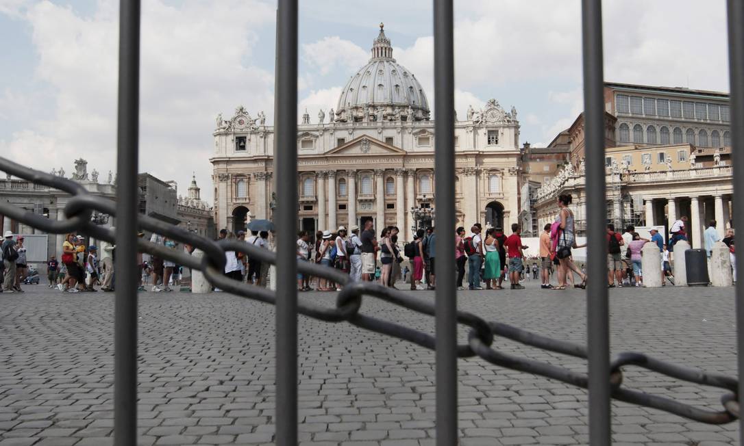 
Turistas se reúnem na praça de São Pedro no Vaticano Foto: Gregorio Borgia / AP