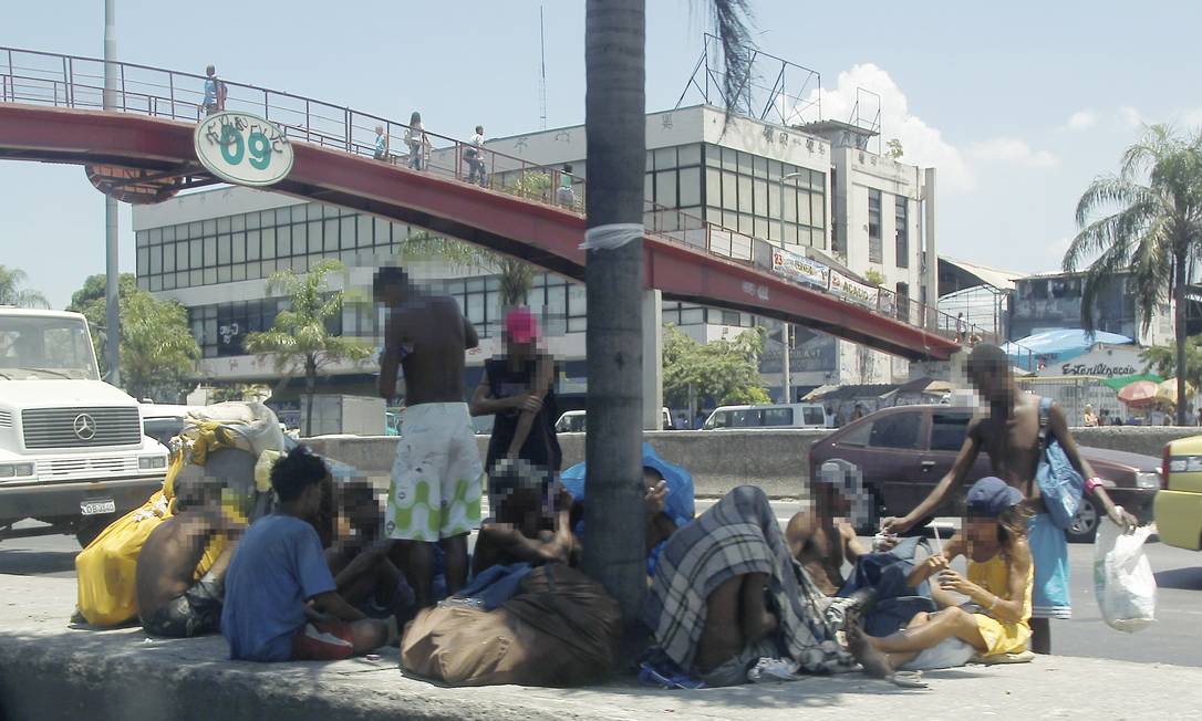 Uso de drogas. Dependentes se aglomeram num canteiro da Avenida Brasil Foto: Gabriel de Paiva / O Globo