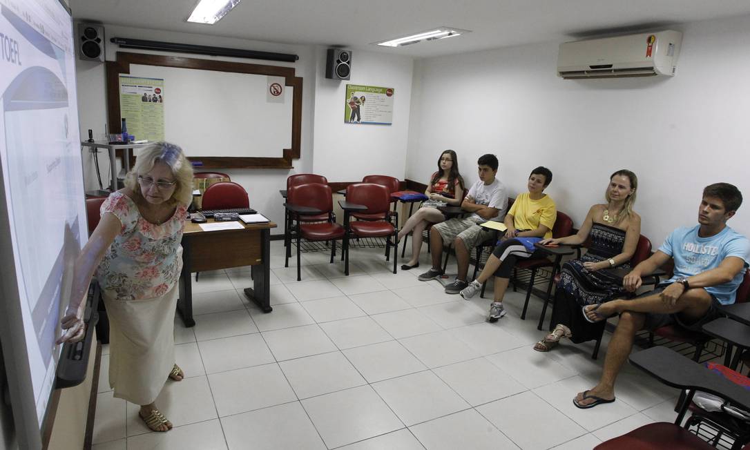 
Estudantes fazem aula para se prepararem para testes de línguas
Foto: Domingos Peixoto