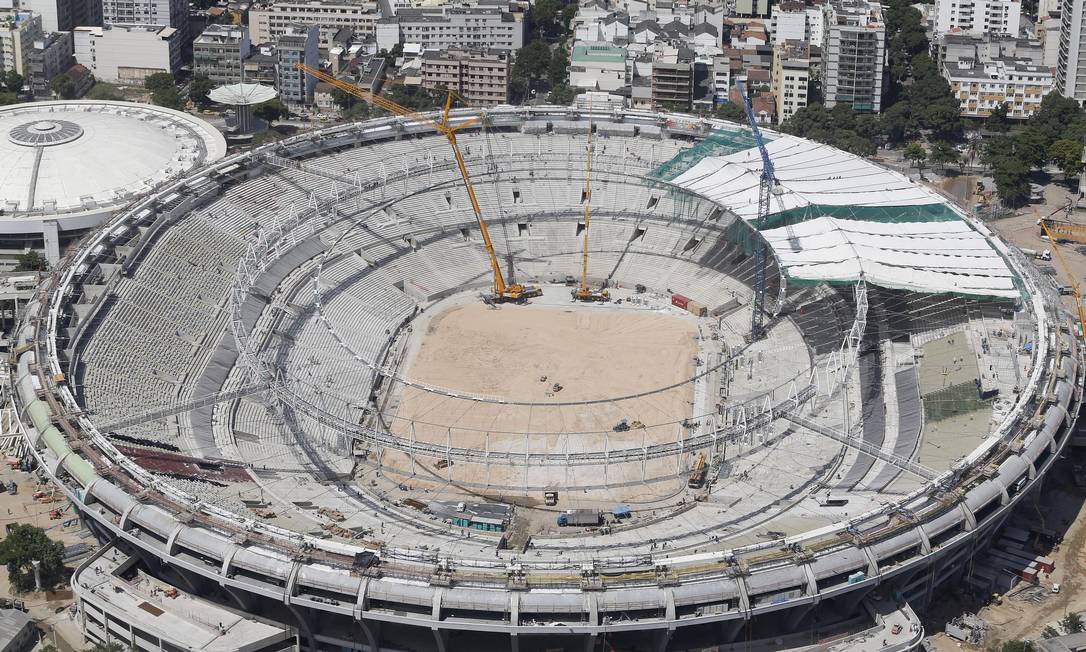 
O estádio do Maracanã em reformas. Parte do teto e das cadeiras foram colocados. Estádio vai receber as finais da Copa das Confederações e do Mundial de 2014
Foto: Ricardo Moraes / Reuters