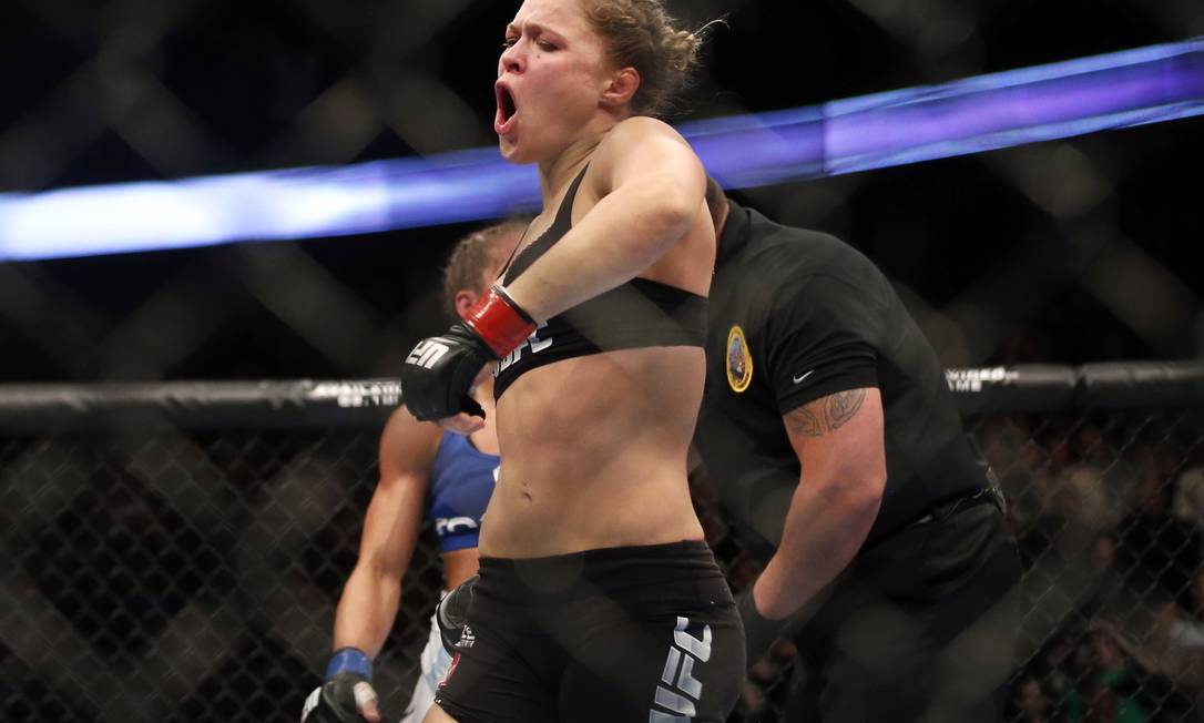 Ronda Rousey comemora vitória sobre Liz Carmouche no UFC 157 Foto: AP