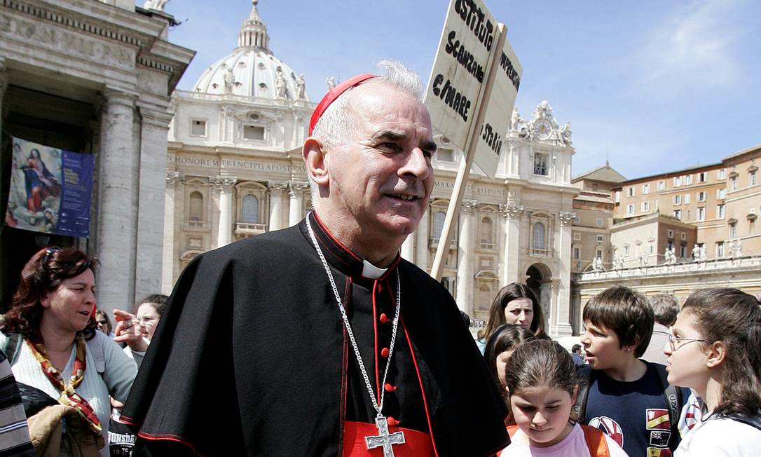 
Cardeal Keith O'Brien após uma reunião com cardeais em 2005 no Vaticano
Foto:
GIULIO NAPOLITANO
/
AFP
