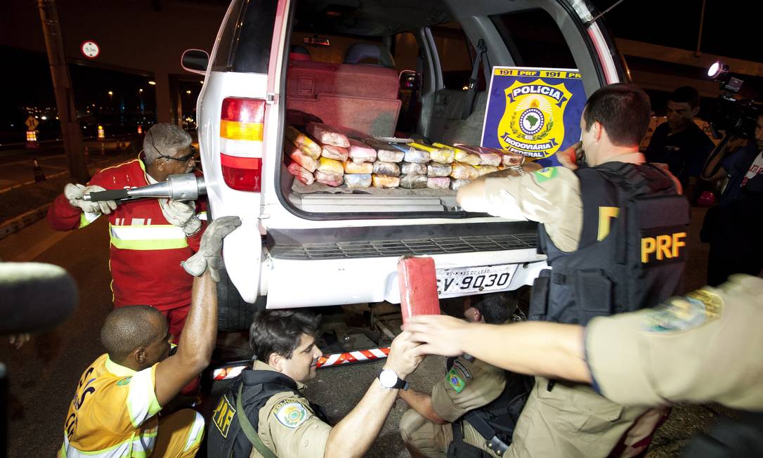 Veículo trazia escondido cinquenta quilos de pasta de cocaína Foto: Fernando Quevedo / O Globo