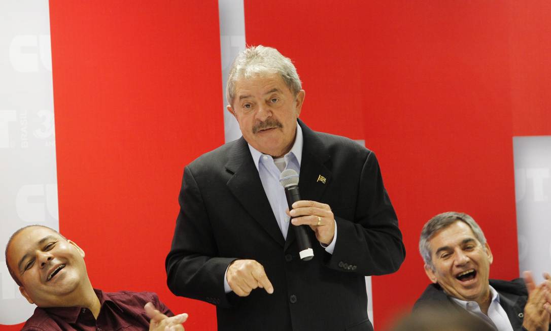 
Lula participa de evento dos 30 anos da CUT, em São Paulo 28-02-2013
Foto: Marcos Alves / Agência O Globo
