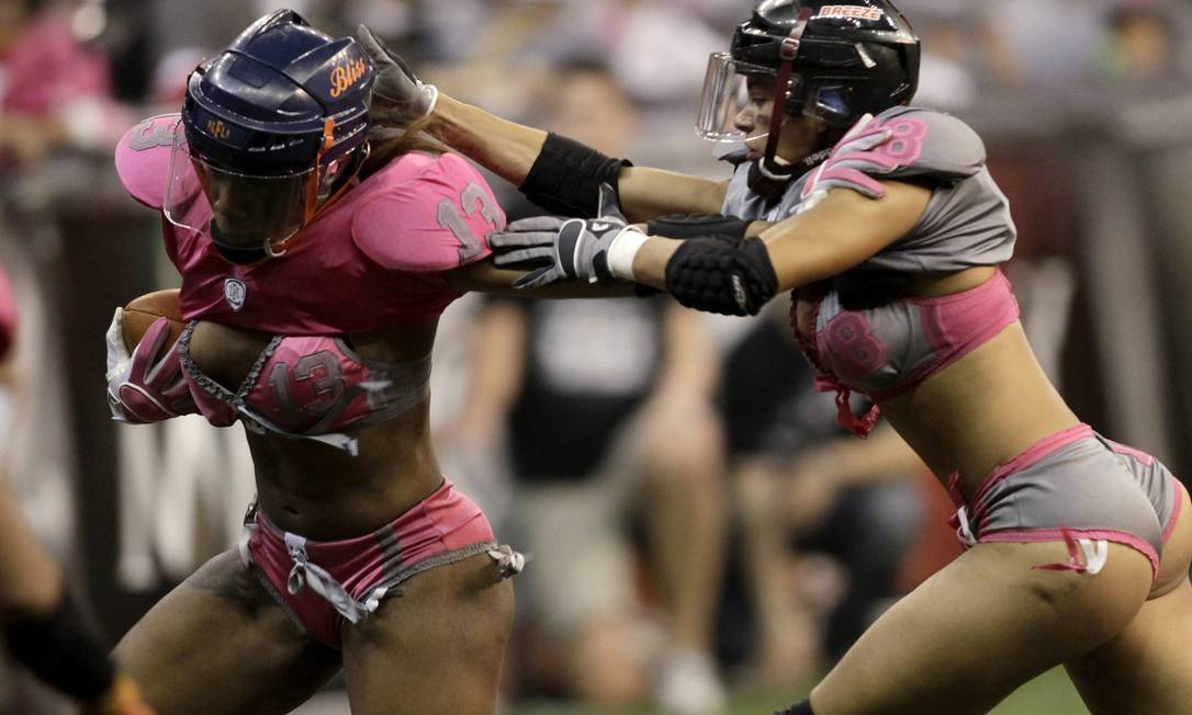 Lingerie Football League's Adrian Purnell (R) from the Eastern Conference battles for the ball with Chrisdell Harris from the Western Conference during an exhibition match in Mexico City May 5, 2012. REUTERS/Henry Romero (MEXICO - Tags: SPORT SOCIETY) Foto: Henry Romero / REUTERS