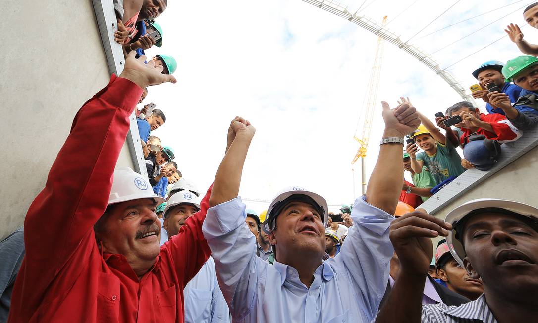 
Lula visita as obras de reforma do Maracanã com o governador Sérgio Cabral
Foto: Divulgação