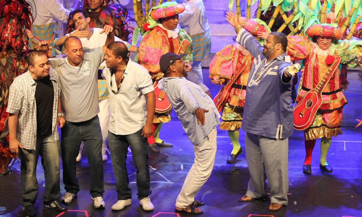 Martinho da Vila e Arlindo Cruz celebram o estandarte de melhor samba-enredo conquistado pela Vial Isabel Foto: Carlos Ivan / O Globo