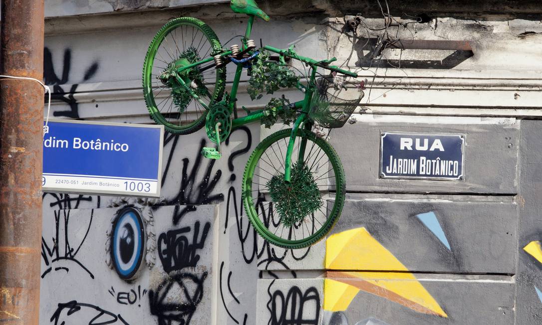 
De rodas para o ar. Bicicleta pendurada junto ao muro do Jockey: versões conflitantes
Foto: Daniela Dacorso / O Globo