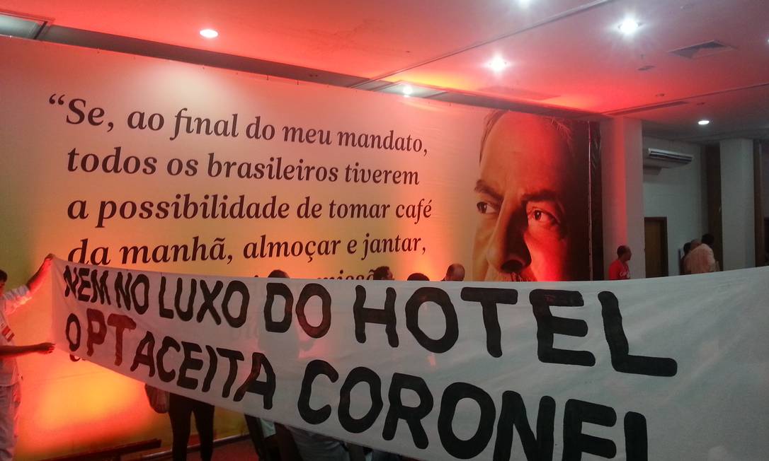 Faixa estendida no hotel onde acontece encontro do Diretório Nacional do PT, em Fortaleza Foto: Flávio Freire/O Globo