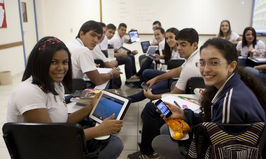 
Alunos do colégio Notre-Dame, no Recereio, são liberados para usar celulares e tablets como ferramentas de estudo em sala de aula
Foto: Eduardo Naddar