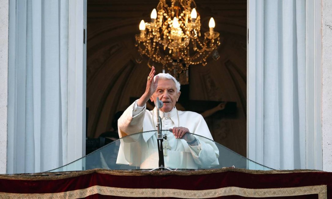 Bento XVI entrega Anel do Pescador como sinal de fim de pontificado ...