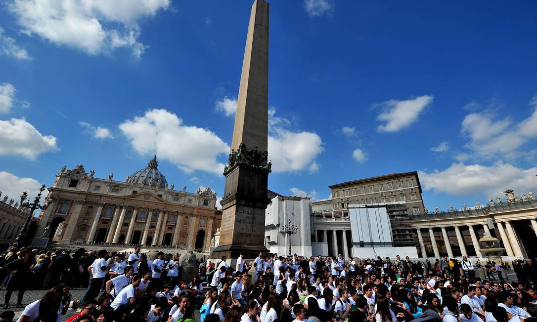 
Fiéis na Praça São Pedro, no primeiro domingo em oito anos sem Papa
Foto:
TIZIANA FABI
/
AFP
