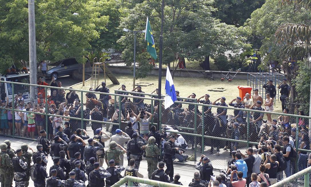 Bandeiras do Brasil e do estado do Rio de Janeiro são hasteadas no Complexo do Caju Foto: Domingos Peixoto / Agência O Globo