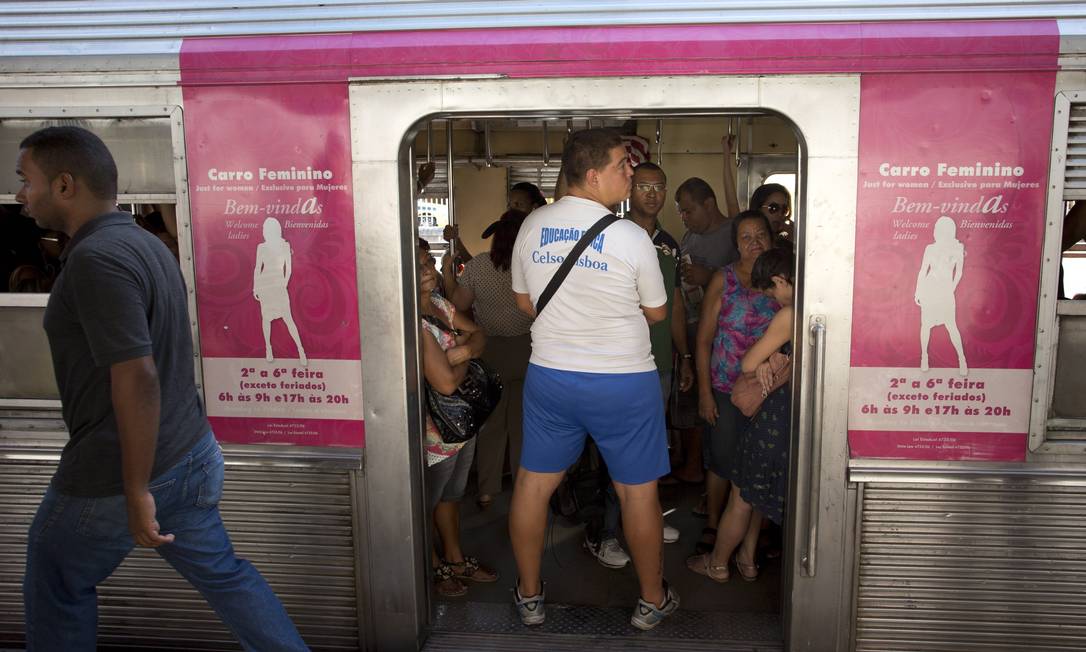 
Lei não pegou. Homens viajam no vagão cor de rosa de um trem da SuperVia durante o horário de pico da manhã:
Foto: Mônica Imbuzeiro / O Globo
