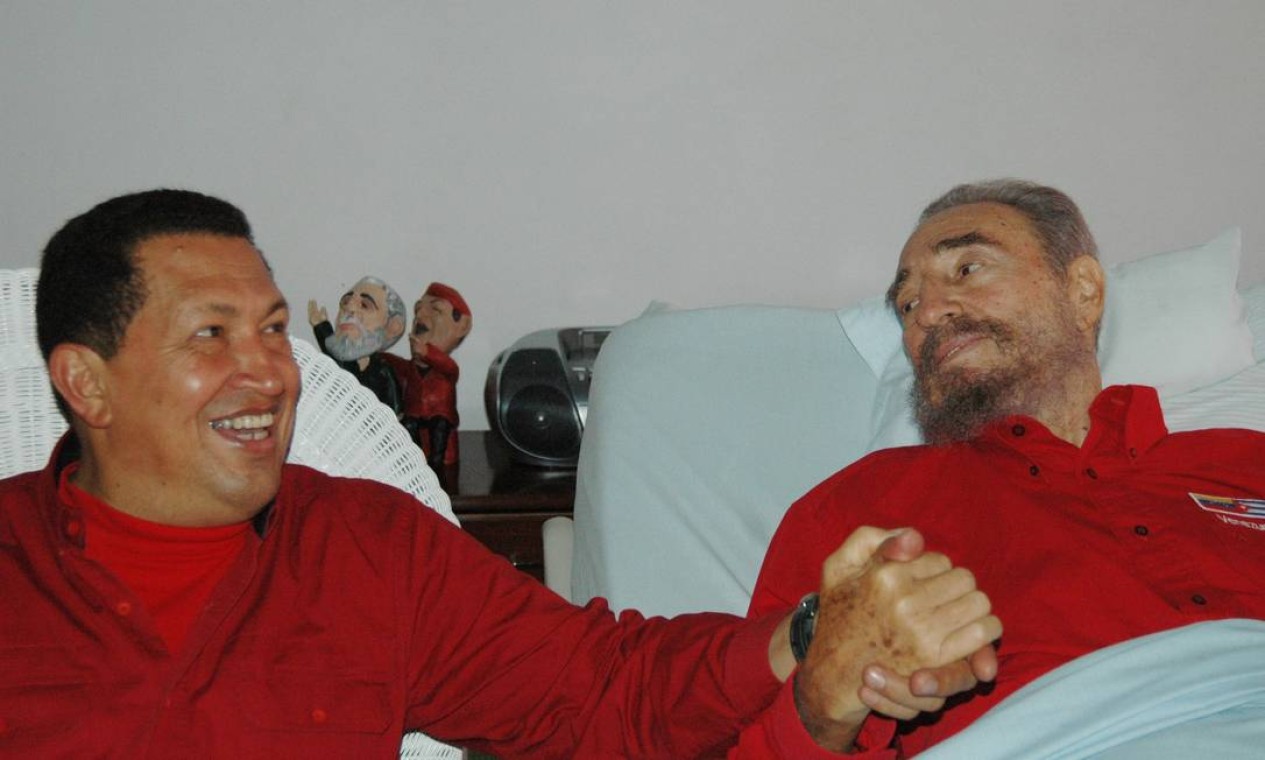 Enquanto Fidel se recuperava de uma cirurgia em 2006, Chávez foi visitá-lo em Cuba Foto: AP