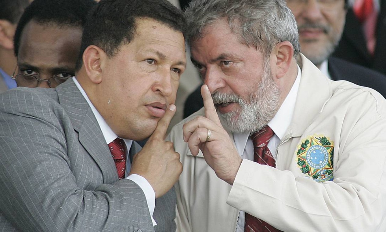 Com o então presidente Luiz Inácio Lula da Silva durante uma cerimônia em Recife, em 2005 Foto: Alexandre Meneghini / AP