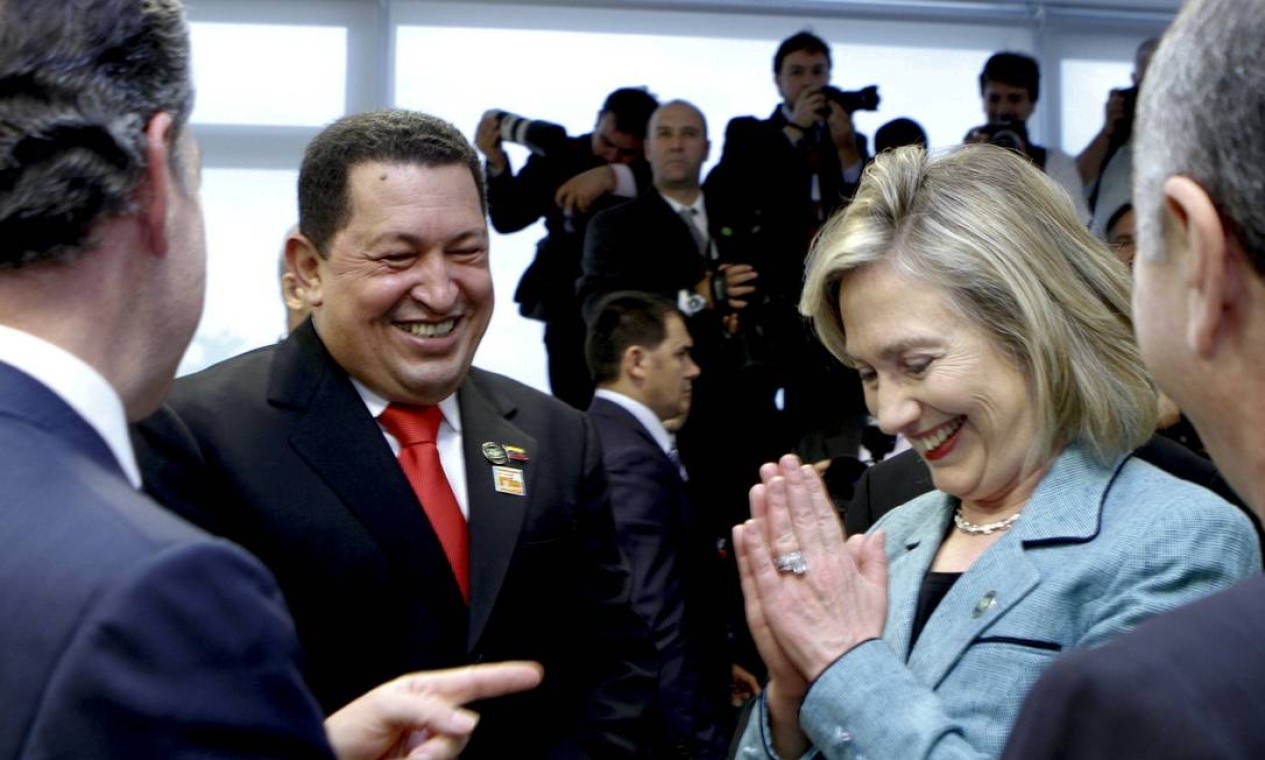 Com a então secretária de Estado dos Estados Unidos Hilary Clinton e o presidente da Colômbia Juan Manuel Santos no Palácio do Planalto em Brasília Foto: REUTERS