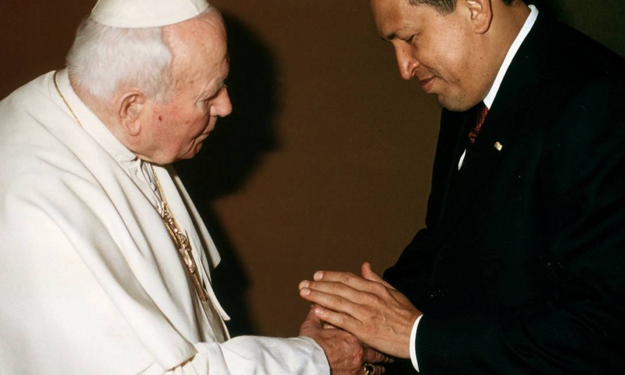 Em 2001, Chávez pediu uma audiência privada com o Papa João Paulo II no Vaticano Foto: Arturo Mari / AP