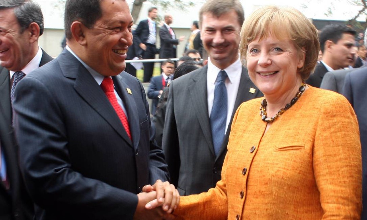 A chanceler da Alemanha Angela Merkel cumprimentou Chávez durante reunião em Lima em 2008 Foto: Juan Carlos Solorzano / AP