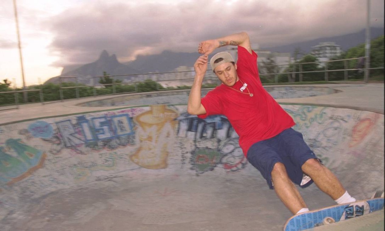 Uma das maiores paixões de chorão era o skate: tatuou o esporte na pele e escreveu letras sobre seu passatempo preferido Foto: Leonardo Aversa / Agência O Globo