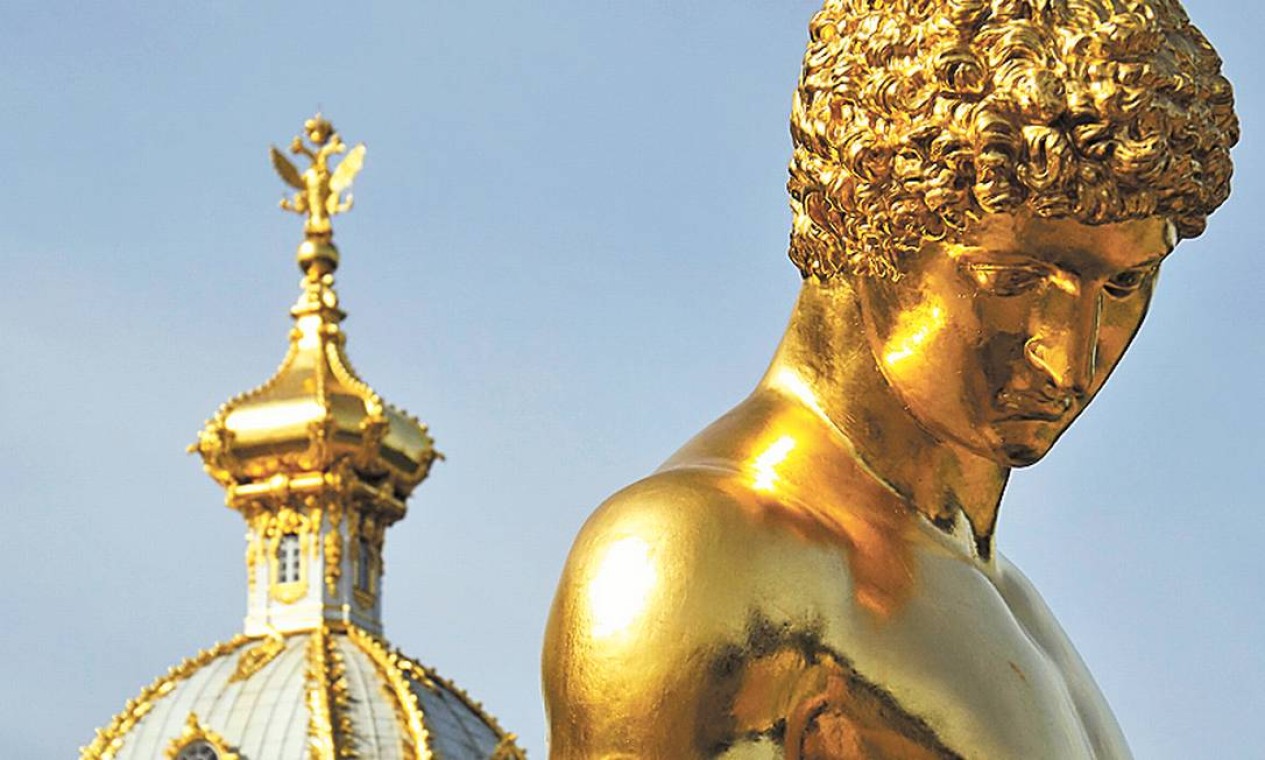 Estátua e cúpula de igreja douradas representam o esplendor do parque Peterhof, símbolo da aristocrática São Petersburgo, na Rússia Foto: O GLOBO