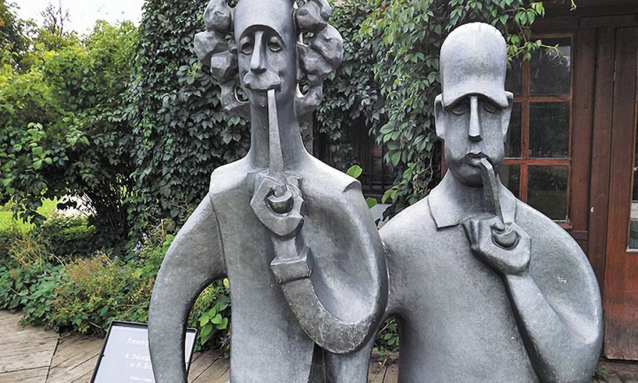 As bem-humoradas estátuas de Einstein e do cientista dinamarquês Niels Bohr no Parque das Artes, em Moscou Foto: Milton Calmon Filho / O GLOBO