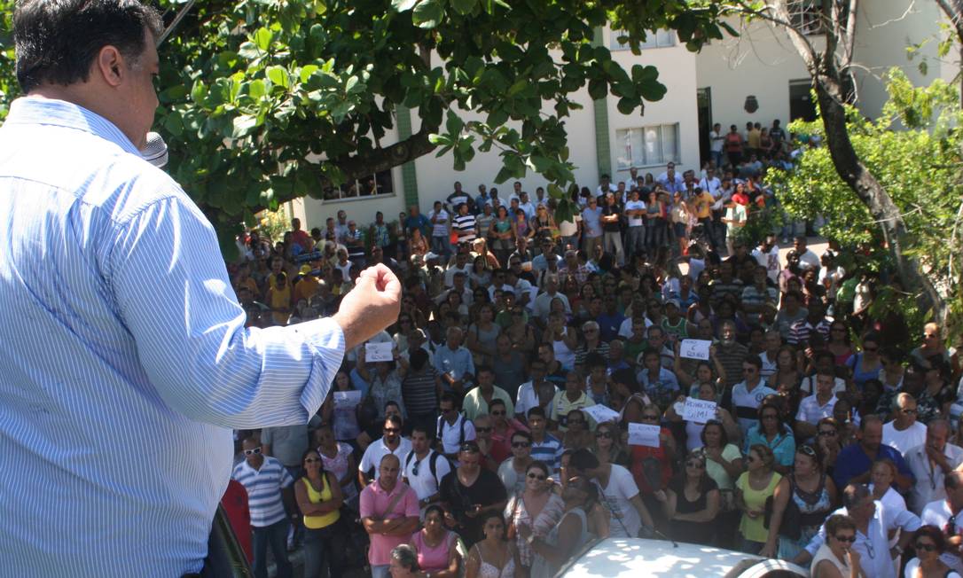 
O prefeito de Cabo Frio Alair Corrêa convocou população de quatro municípios da Região dos Lagos para manifestação
Foto: Walmor Freitas / Agência O Globo