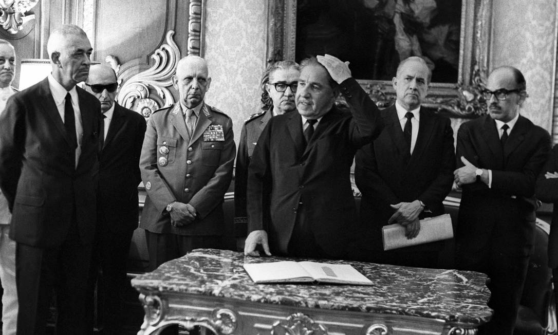 Espião-mor: general Carlos Alberto Fontoura, à esquerda, é empossado chefe do SNI pelo presidente Costa e Silva Foto: Arquivo/14-4-1969