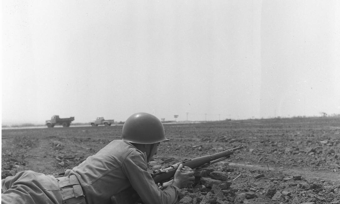 
Soldado em posição de combate em Brasília
Foto: Arquivo/13-9-1963
