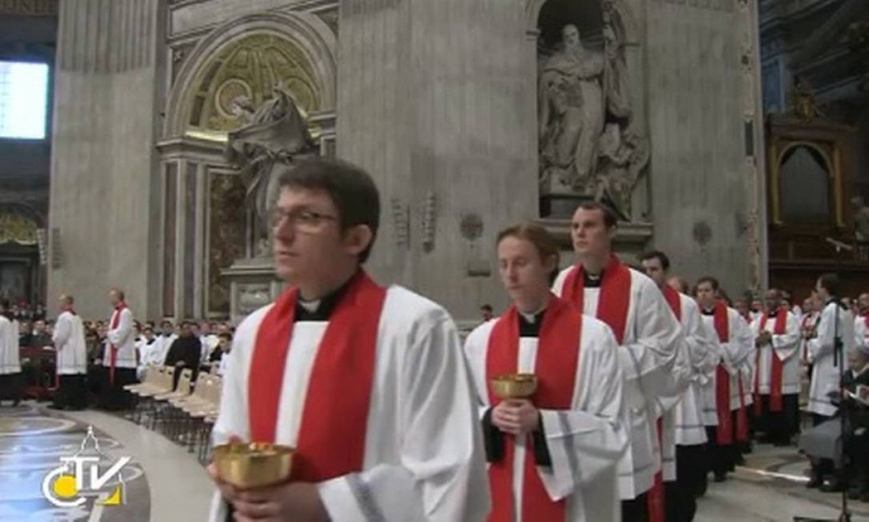 Sacerdotes chegam ao altar da Basílica de São Pedro para auxiliar na decorrer da missa Foto: Vaticano/Divulgação