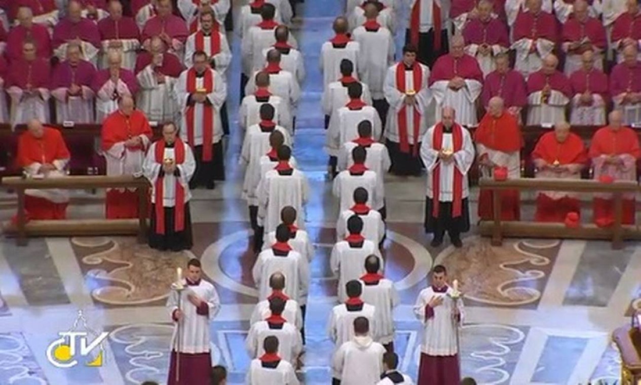 Sacerdotes deixam o altar após a comunhão na basílica de São Pedro Foto: Vaticano/Divulgação