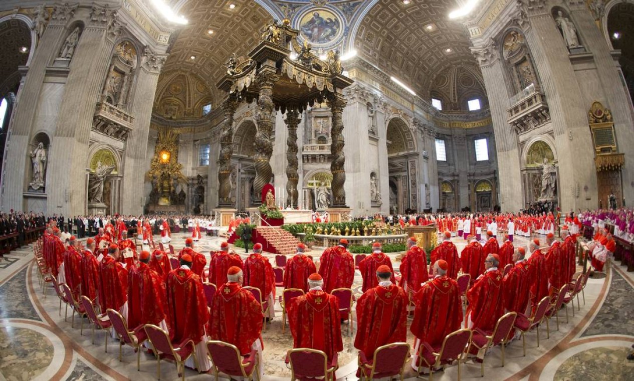 Reunidos na Basílica de São Pedro, os cardeais participam da última missa que antecede o conclave. Entre eles está o próximo ocupante do Trono de Pedro Foto: Andrew Medichini / AP
