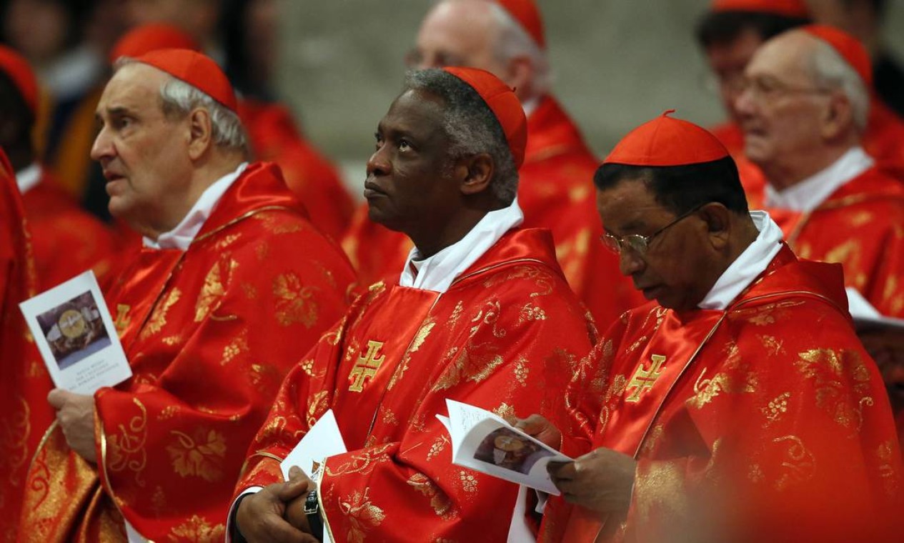 O cardeal Peter Turkson (ao centro), de Gana: um dos papáveis Foto: STEFANO RELLANDINI / REUTERS