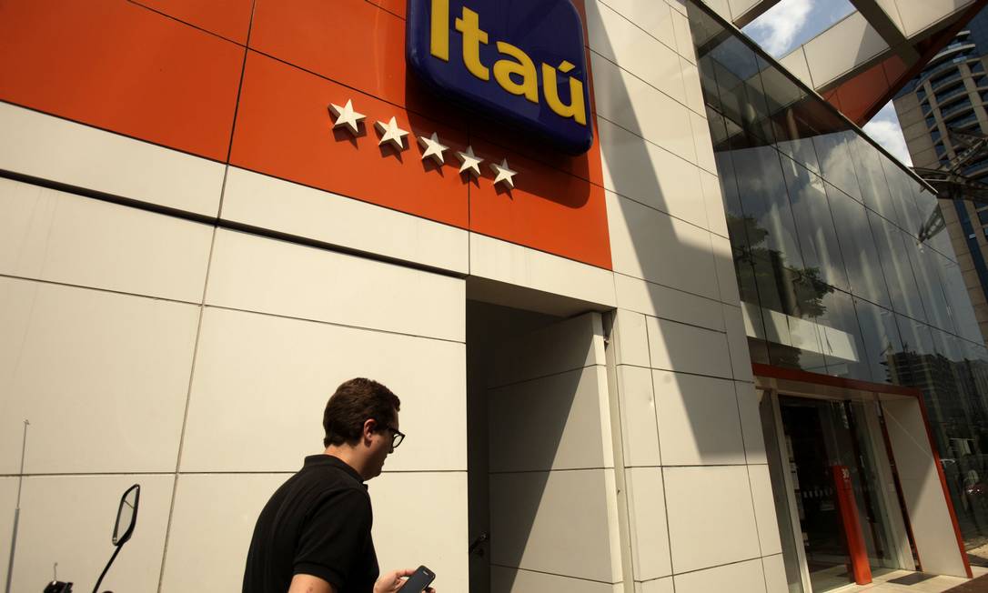 A man walks past a Banco Itau BBA SA branch in Sao Paulo, Brazil, on Wednesday, Feb. 15, 2012. Brazils deposit insurance fund, the nations privately owned guarantor of bank deposits and financial stability, almost doubled its assets since 2008 to 28 billion reais ($16.3 billion). Photographer: Dado Galdieri/Bloomberg Foto: Dado Galdieri / Bloomberg