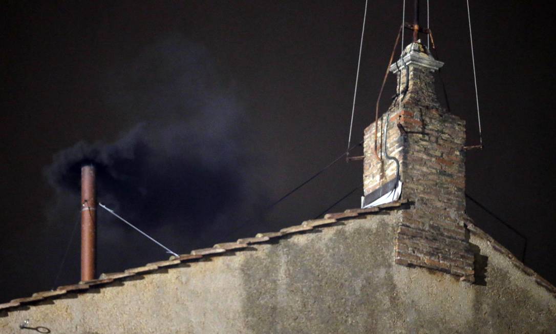 Fumaça preta sai da chaminé da Capela Sistina, indicando que primeira votação acabou sem eleger um novo Papa Foto: Gregorio Borgia / AP