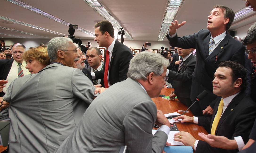 
Parlamentares discutem durante sessão da Comissão de Direitos Humanos da Câmara, sob a presidência do deputado Marco Feliciano (PSC-SP)
Foto: Givaldo Barbosa / O Globo