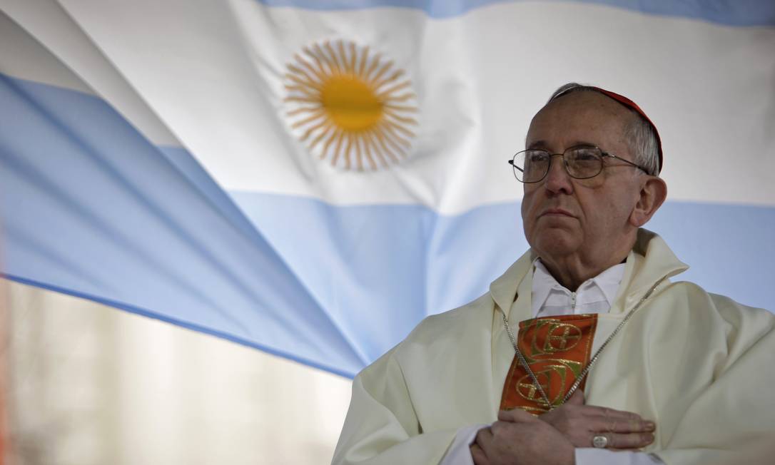 Em foto de 2009, o então arcebispo de Buenos Aires Jorge Mario Bergoglio, Papa Francisco, posa diante da bandeira argentina Foto: Natacha Pisarenko / AP