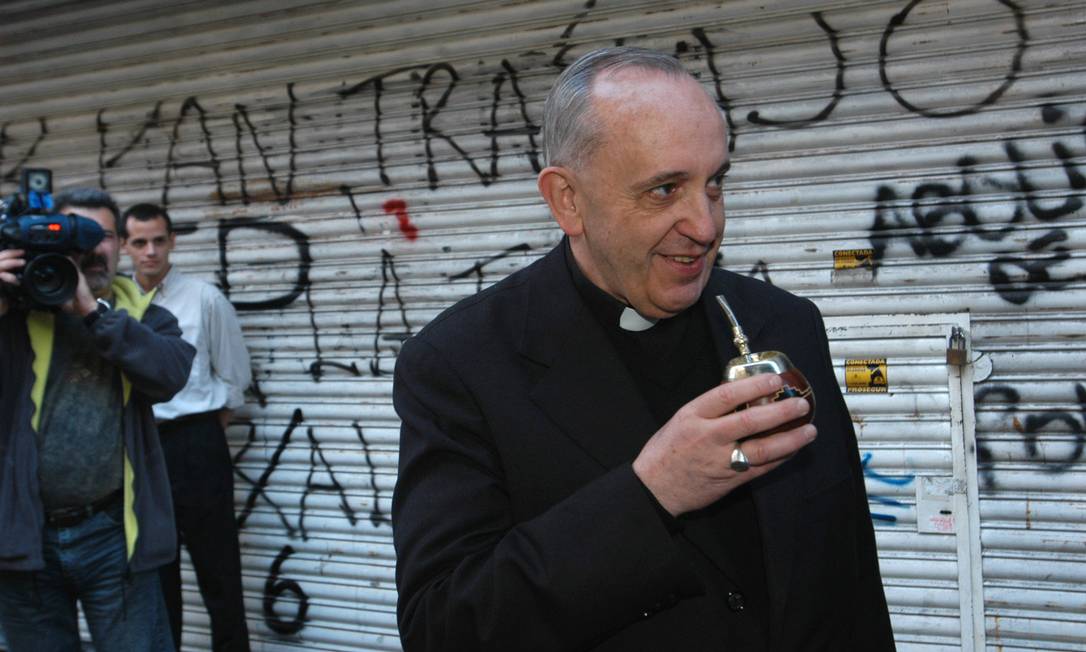 O novo Papa, Bergoglio, bebe o tradicional mate em Buenos Aires, em foto de arquivo Foto: Luciano Thieberger / AP