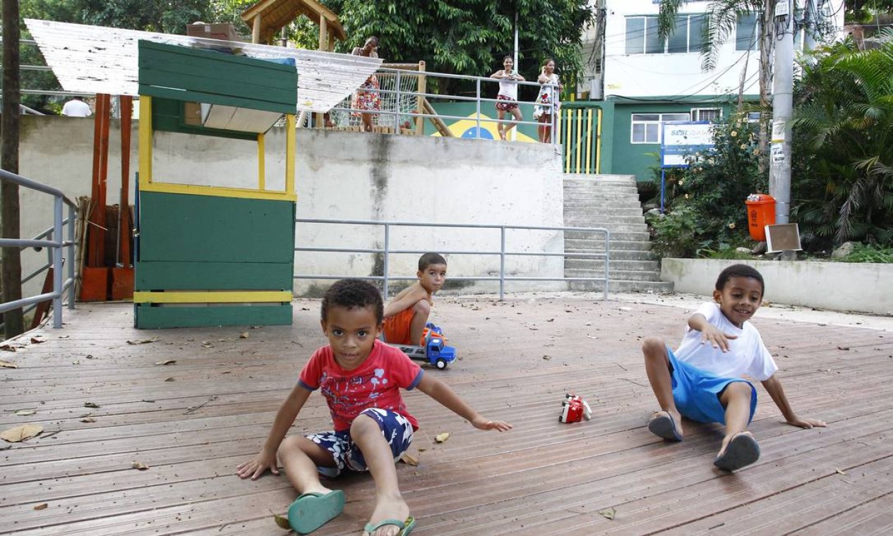 Crianças brincam numa das três praças construídas com material reciclável Foto: Pablo Jacob / Agência O Globo