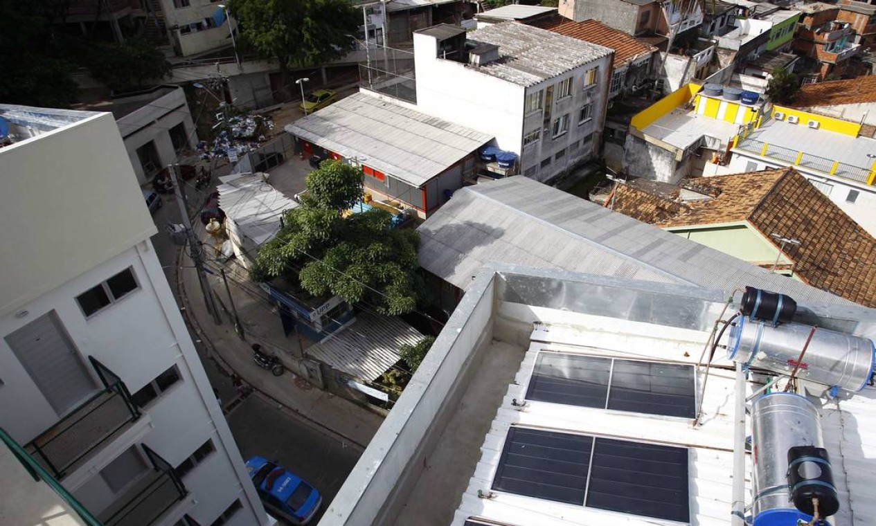 Condomínio tem placas de aquecimento solar para os prédios Foto: Pablo Jacob / Agência O Globo