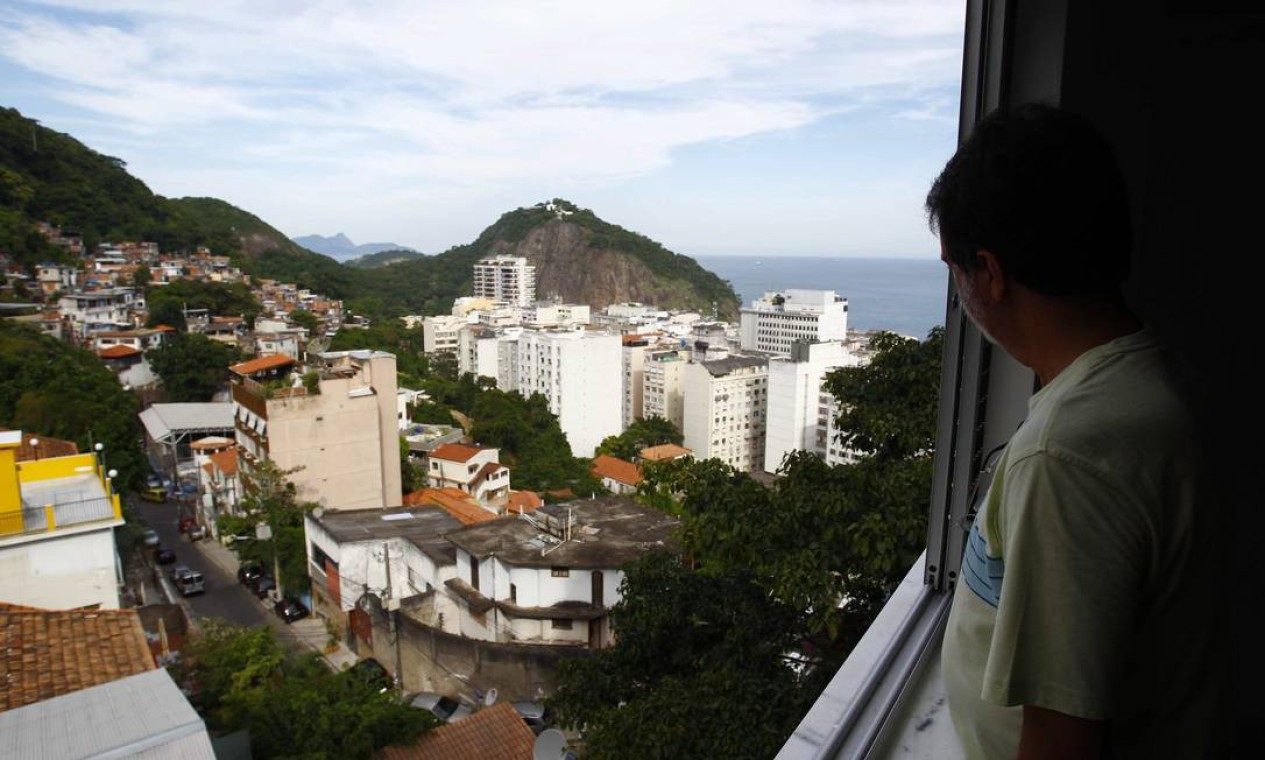 Morador observa a vista de um dos apartamentos: projeto poderá ser levado para outras favelas Foto: Pablo Jacob / Agência O Globo